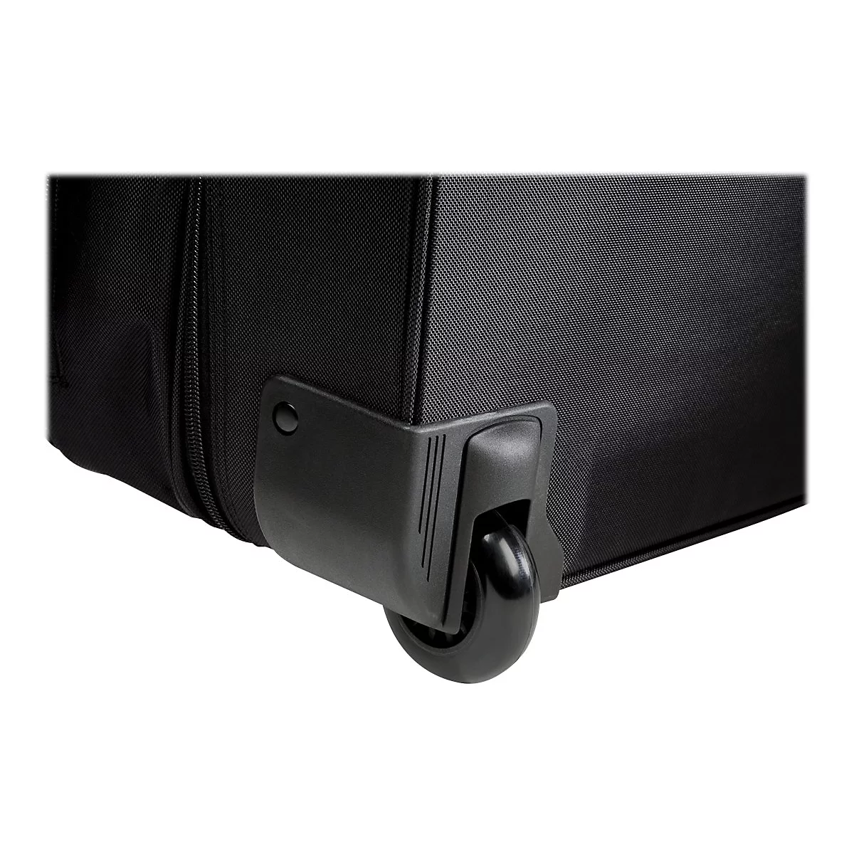 Detailaufnahme einer schwarzen Kofferecke mit Rad. Der Koffer ist aus strukturiertem Stoff, das Rad aus glattem Kunststoff.