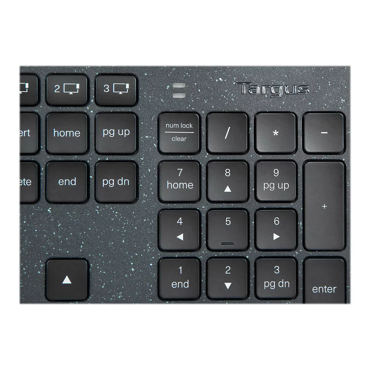 Gros plan sur un clavier noir avec des lettres blanches. Le logo Targus est visible dans le coin supérieur droit.