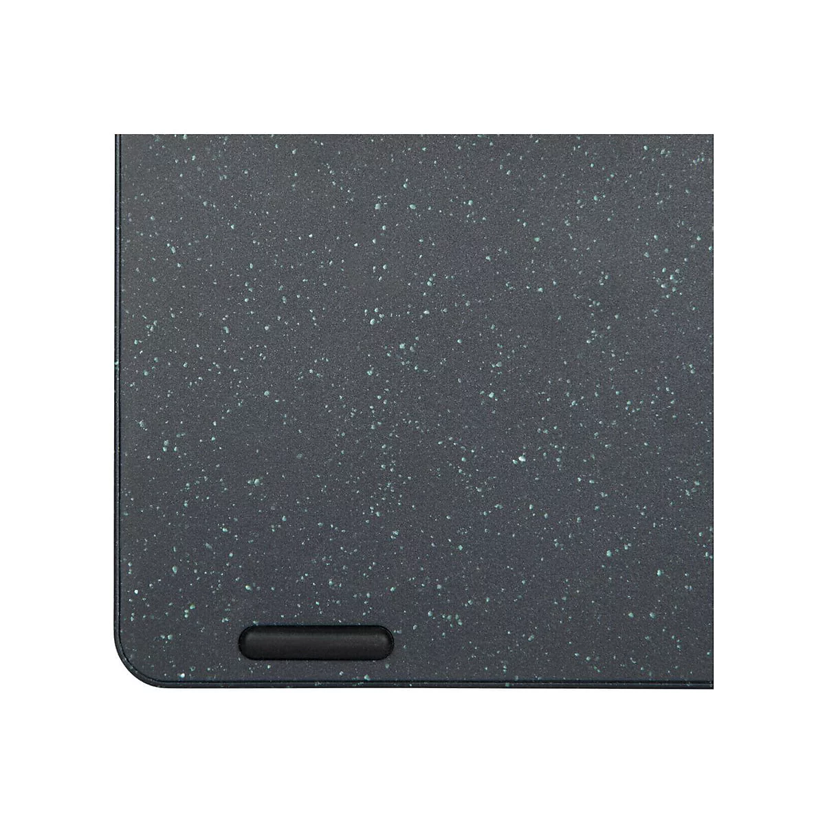 Detailaufnahme einer dunklen, leicht strukturierten Oberfläche mit weißen und grünen Tupfern und einem schwarzen, länglichen Element.