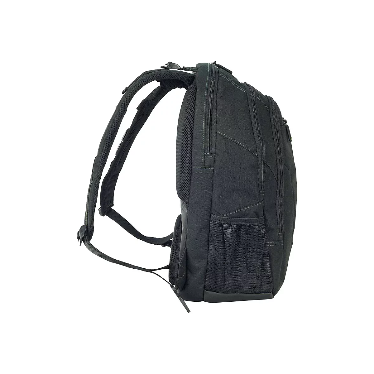 Schwarzer Rucksack im Profil vor weißem Hintergrund. Sichtbar sind Träger, Taschen und Reißverschlüsse.