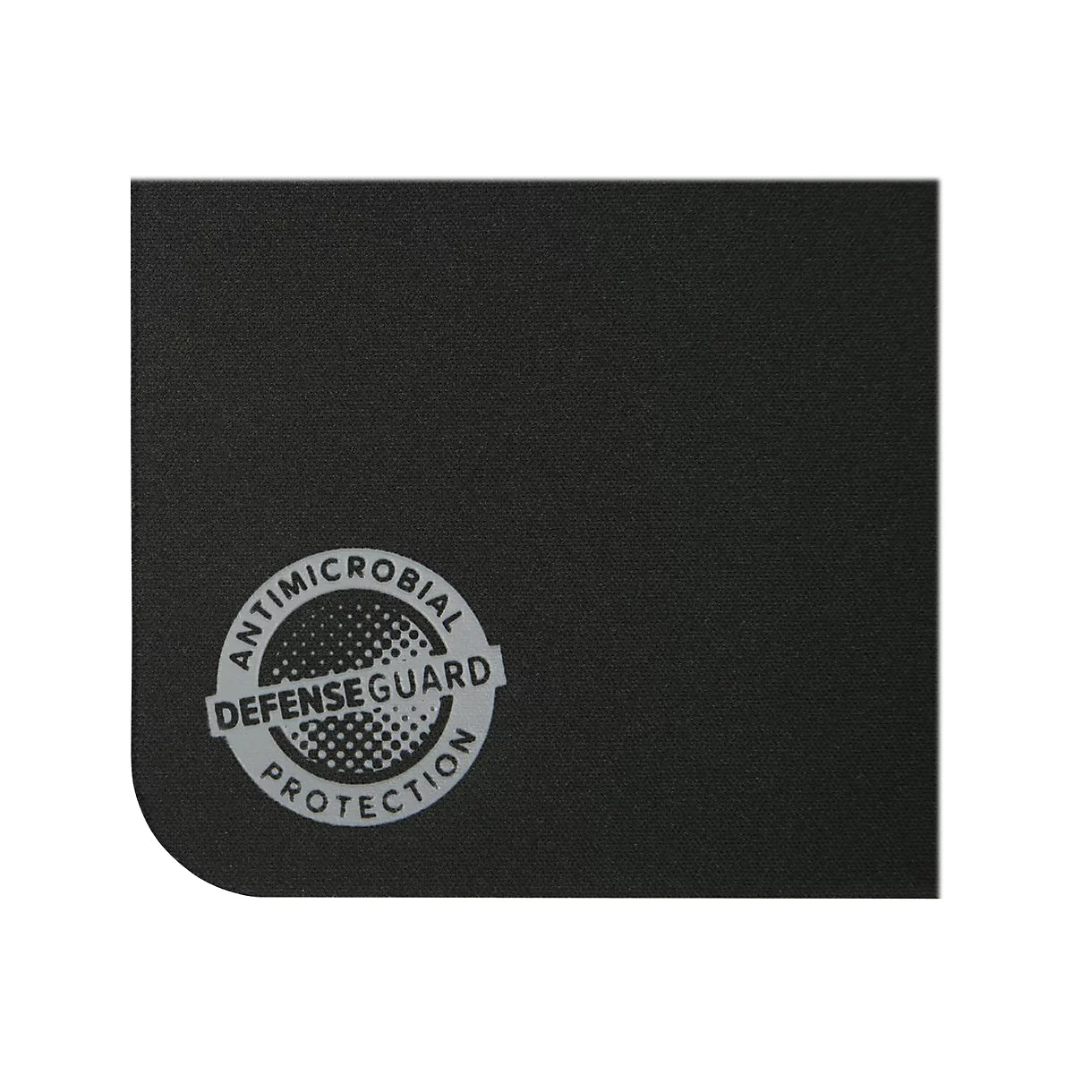 Nahaufnahme einer schwarzen Textiloberfläche mit einem grauen Antimicrobial Defense Guard Logo.