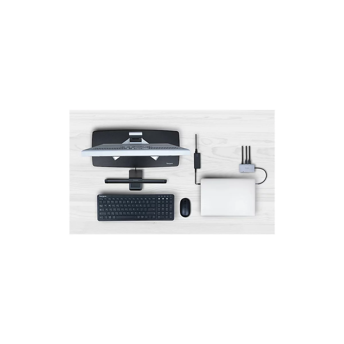 Draufsicht auf einen Schreibtisch mit Monitor, Tastatur, Maus, Laptop und ZubehÃ¶r auf hellem Holzgrund.