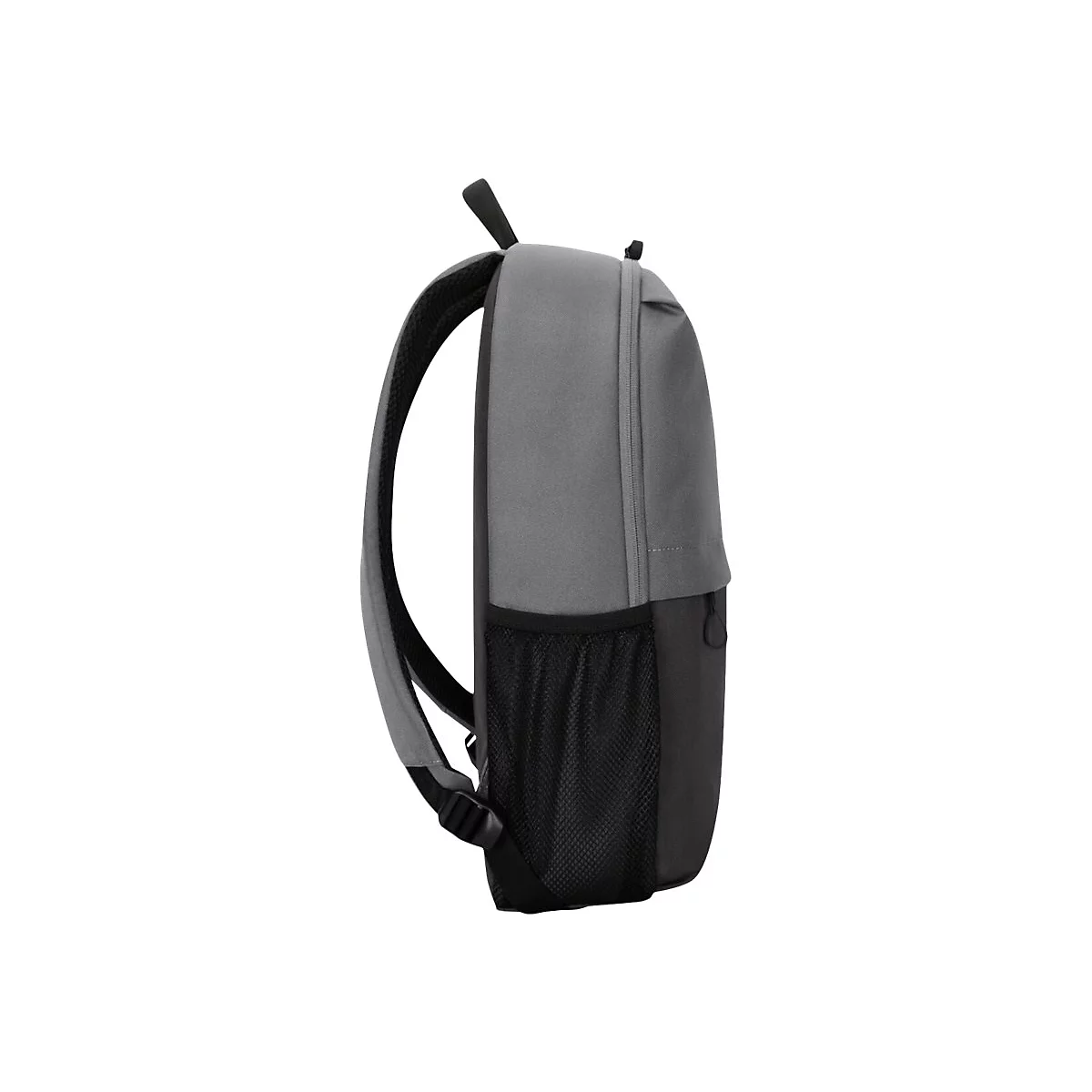 Grauer Rucksack von der Seite vor weißem Hintergrund. Schwarze Details an Trägern und Taschen.
