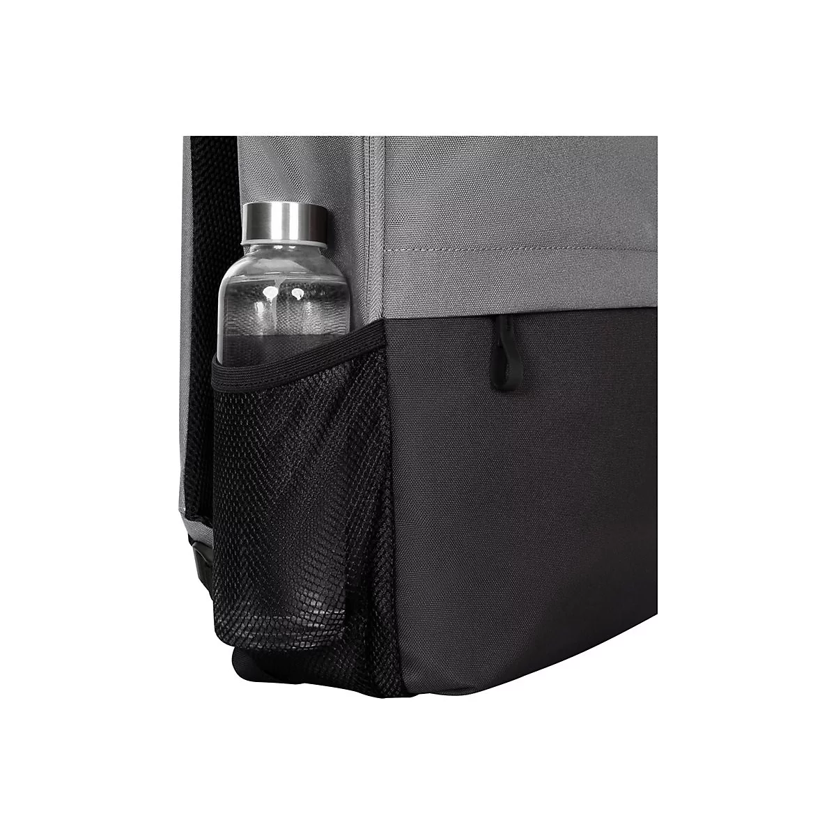 Nahaufnahme eines Rucksacks mit einer Wasserflasche in einer Netztasche.