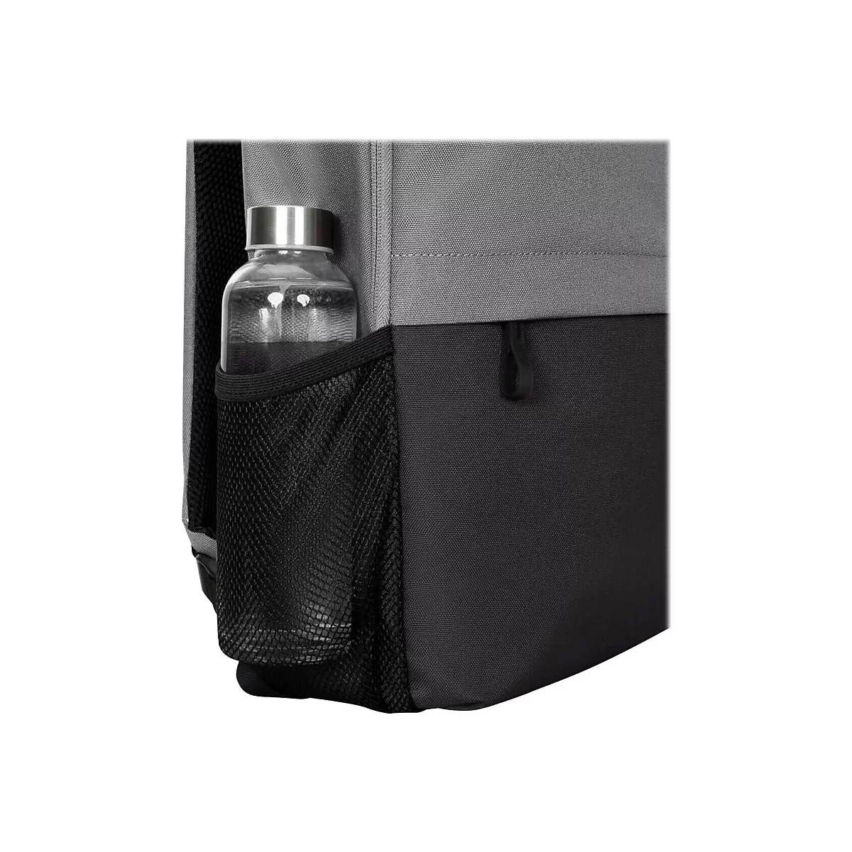 Detailaufnahme eines grauen und schwarzen Rucksacks mit einer Wasserflasche in der Netztasche.