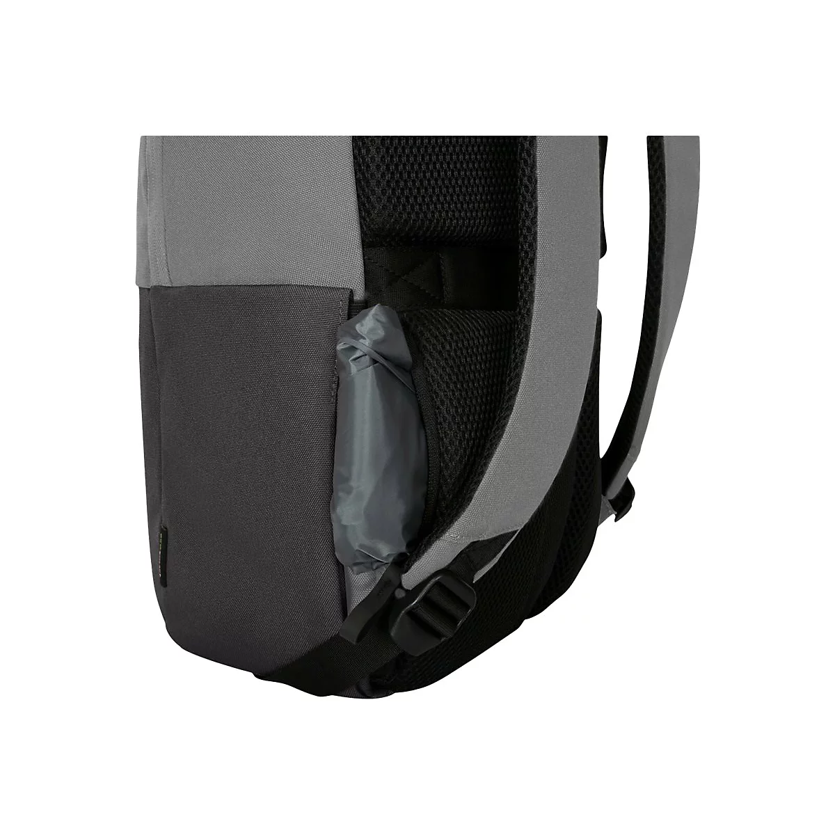 Detailaufnahme eines grauen Rucksacks. Eine Seitentasche mit einer grauen Regenhaube ragt hervor. Schwarze Träger und Rückenpartie.