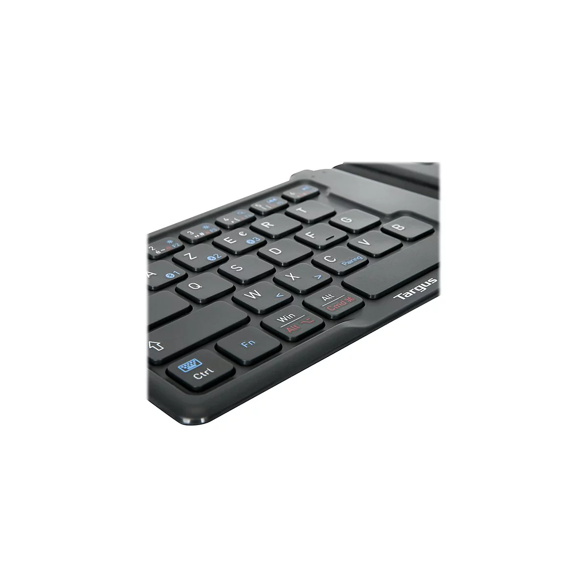 Nahaufnahme einer schwarzen, flachen Tastatur. Buchstaben, Symbole und die Aufschrift Targus sind zu sehen.