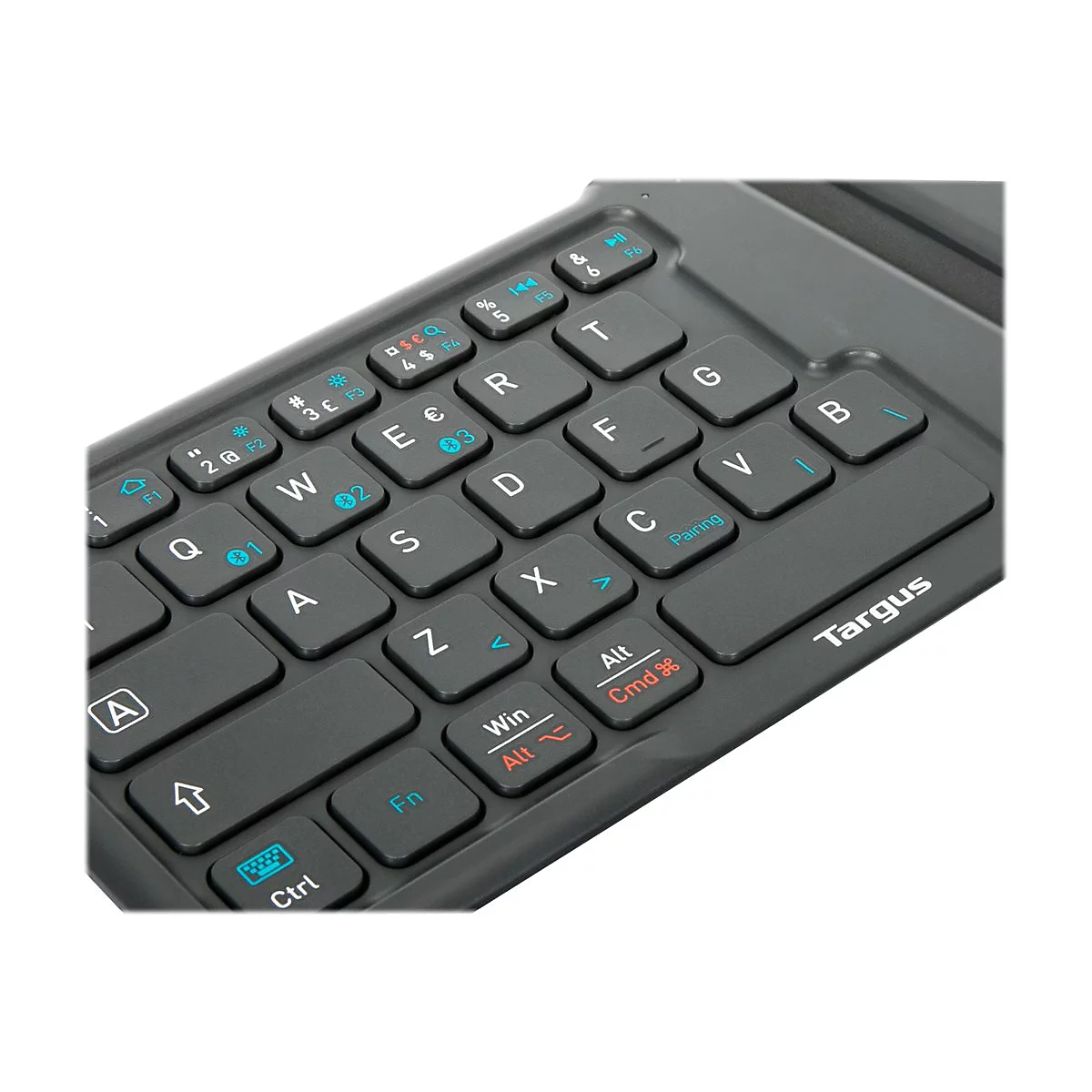 Nahaufnahme einer schwarzen Targus-Tastatur mit weißen und blauen Buchstaben. Die 'Cmd'-Taste und das Targus-Logo sind sichtbar.