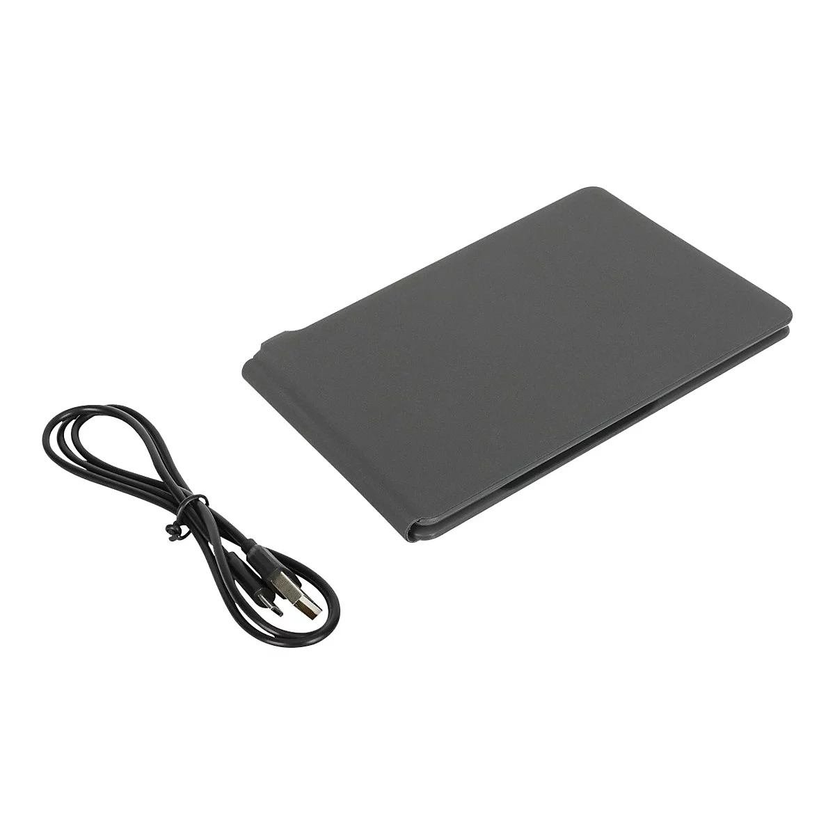 Graue Tablet-Hülle mit Ladekabel auf weißem Hintergrund.