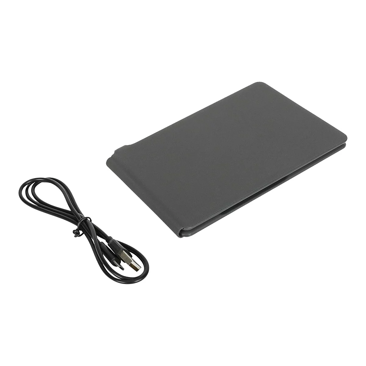 Graue Tablet-Hülle mit schwarzem Ladekabel auf weißem Grund.