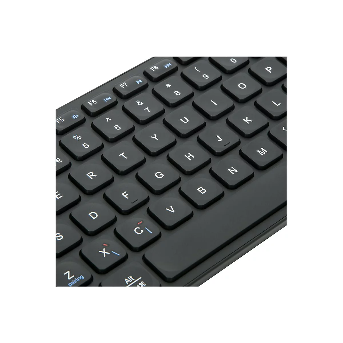 Nahaufnahme einer schwarzen Tastatur. Deutlich sind Buchstaben, Zahlen, Sonderzeichen und Funktionstasten zu erkennen.