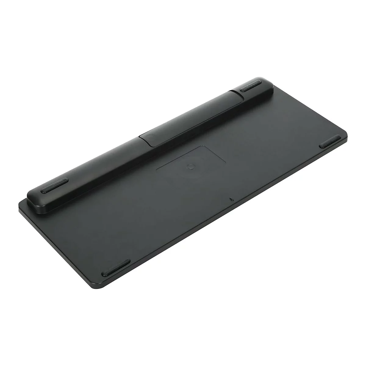 Schwarzes Tablet von unten. Erhöhter Bereich, Gummifüße und Vertiefung.