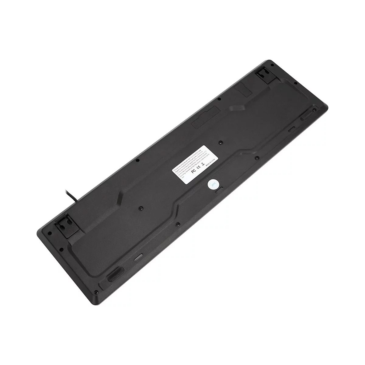 Unterseite einer schwarzen Tastatur mit Aufklebern und Kabel, isoliert auf weißem Hintergrund.