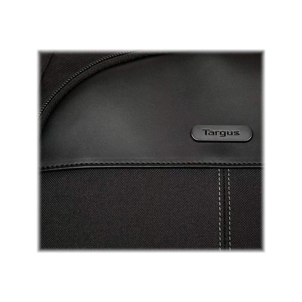 Gros plan d'un sac d'ordinateur portable Targus noir, avec le logo et les coutures blanches.
