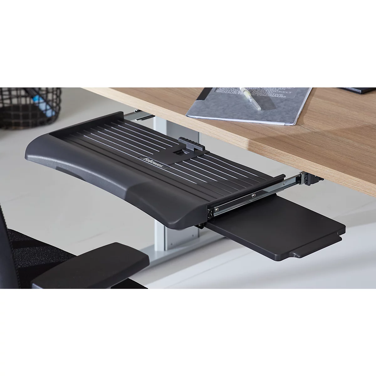 Tastaturschublade Fellowes®, auf 3 feste Höhen verstellbar, mit Mausablage, einschiebbar, B 558,8 x T 295,3 x H 58,7 mm, graphit