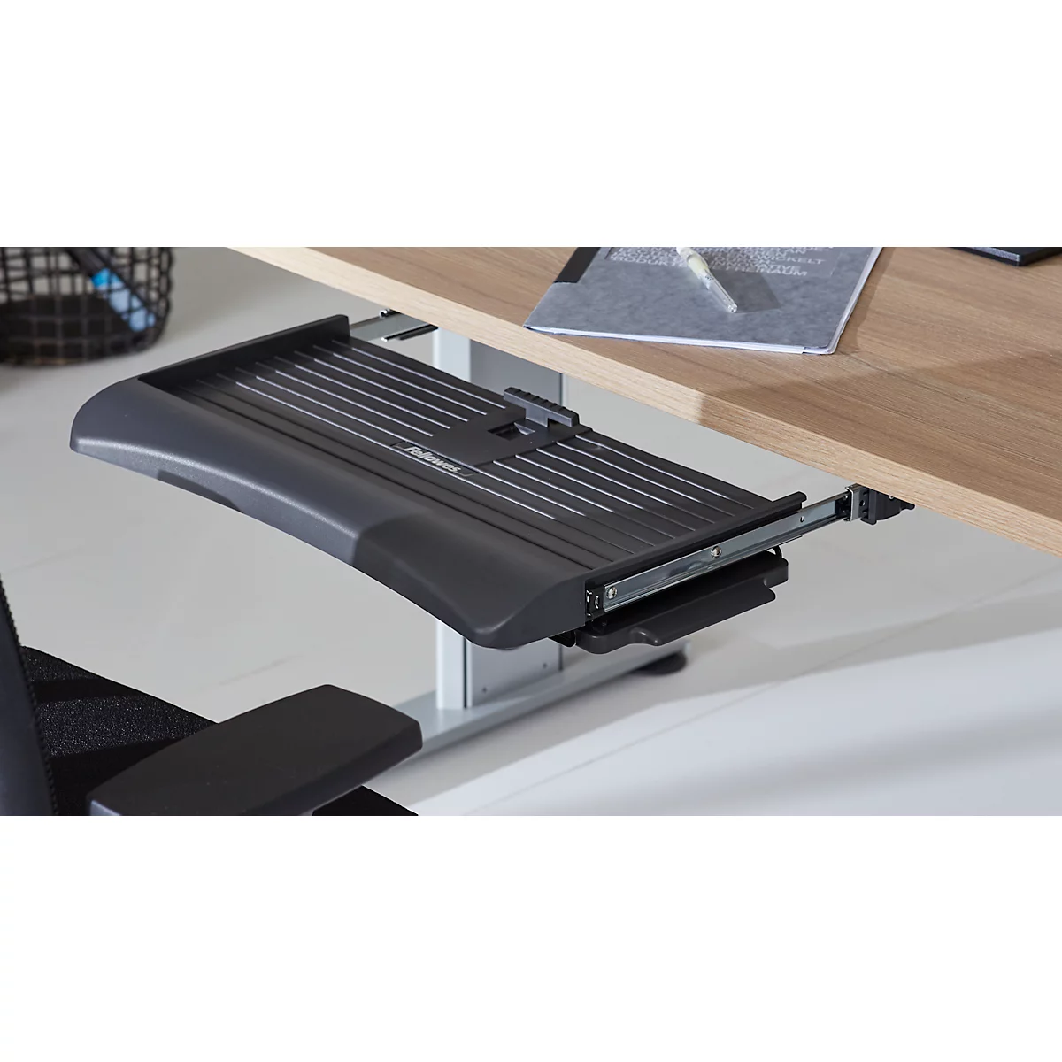 Tastaturschublade Fellowes®, auf 3 feste Höhen verstellbar, mit Mausablage, einschiebbar, B 558,8 x T 295,3 x H 58,7 mm, graphit