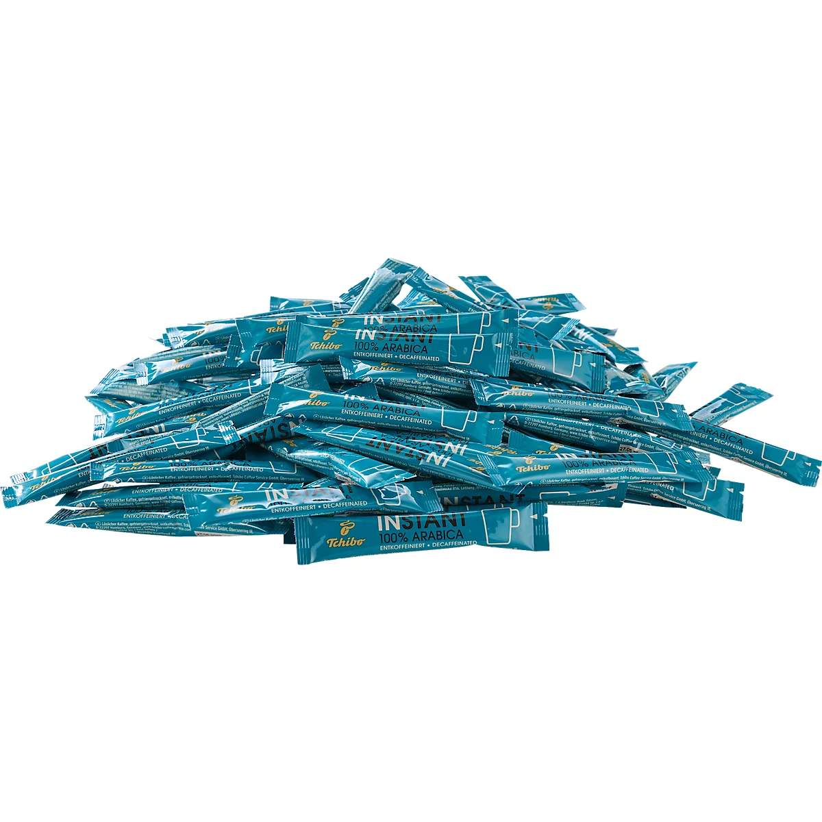 Ein Haufen blauer Kaffeesticks der Marke Tchibo auf weißem Grund.