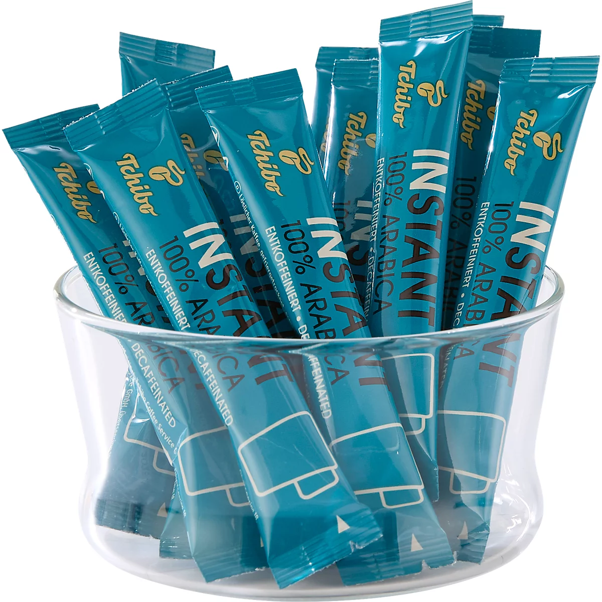 Mehrere türkisfarbene Sticks von Tchibo Instant Kaffee stecken in einer transparenten Glasschale.