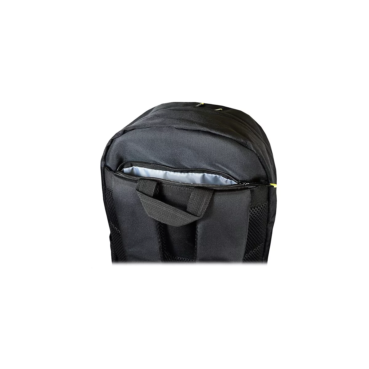 Schwarzer Rucksack, Nahaufnahme der Vordertasche mit offenem Reißverschluss. Graues Futter sichtbar, Griff oben.