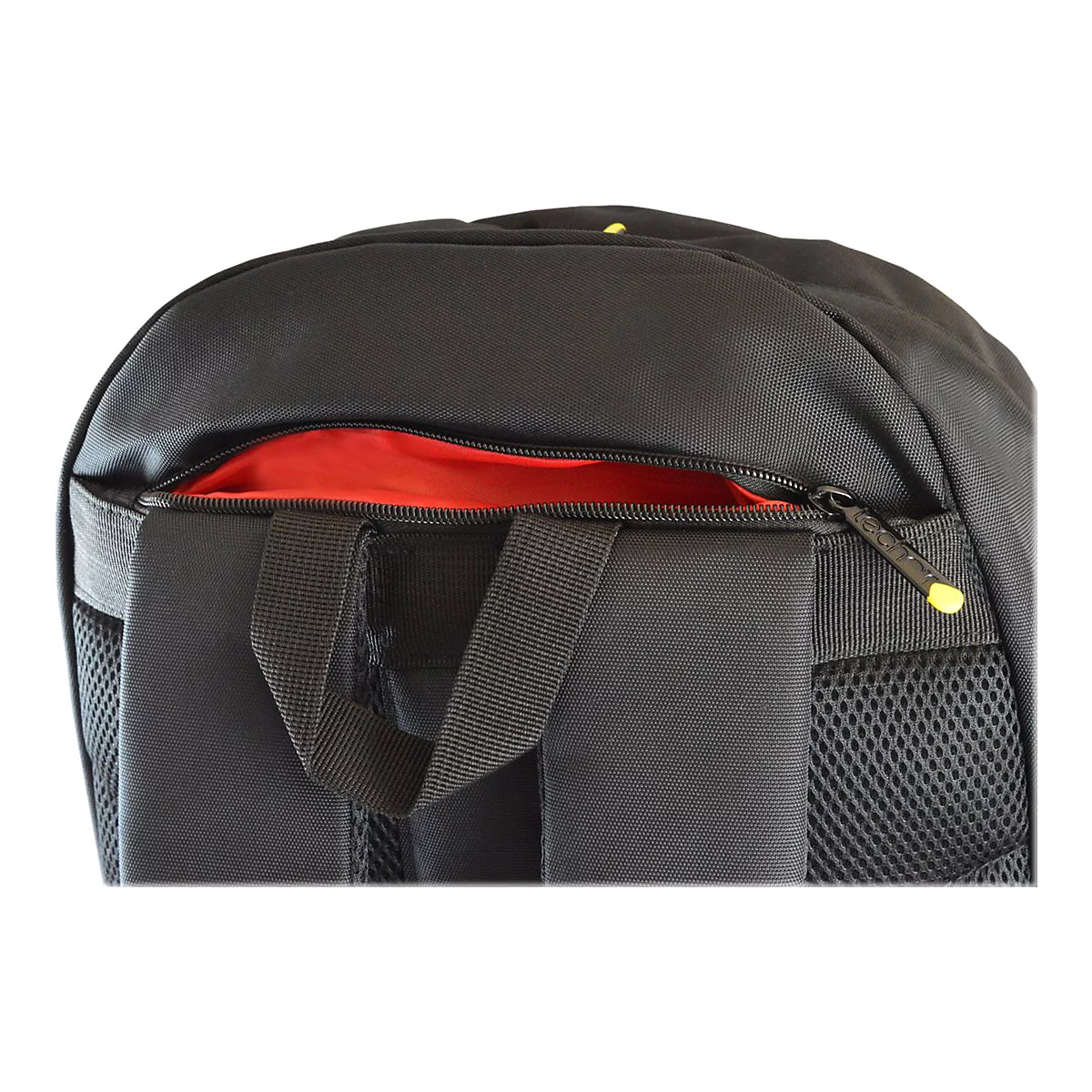 Nahaufnahme eines schwarzen Rucksacks mit geÃ¶ffneter ReiÃŸverschlusstasche und rotem Innenfutter. Ein schwarzer Tragegriff befindet sich mittig unten.