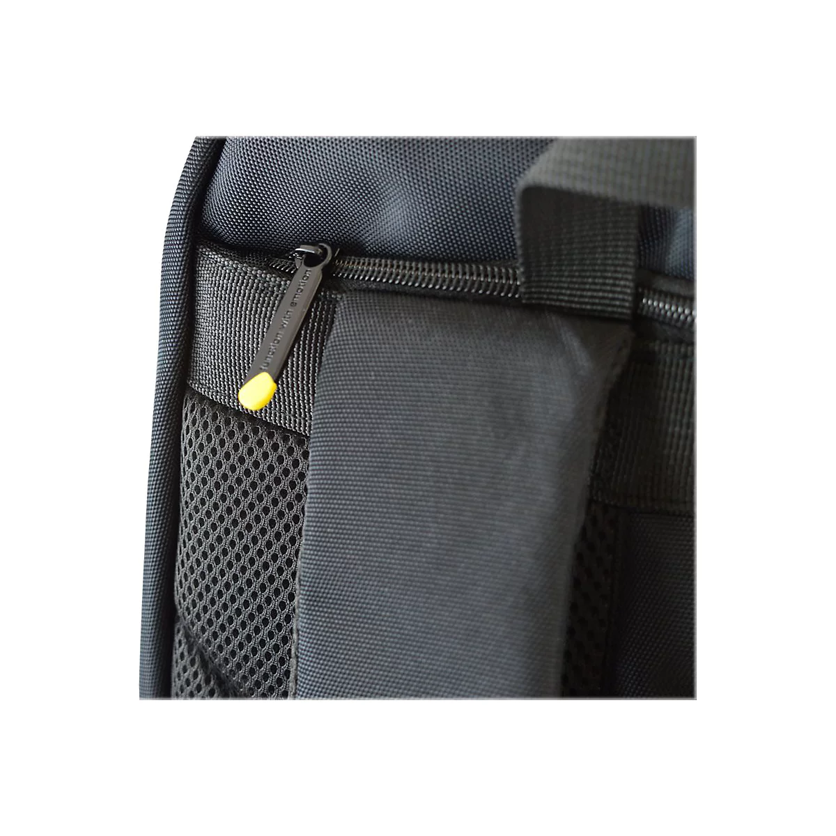 Nahaufnahme eines schwarzen Rucksacks mit ReiÃŸverschluss. Der ReiÃŸverschluss hat einen gelben Zipper.