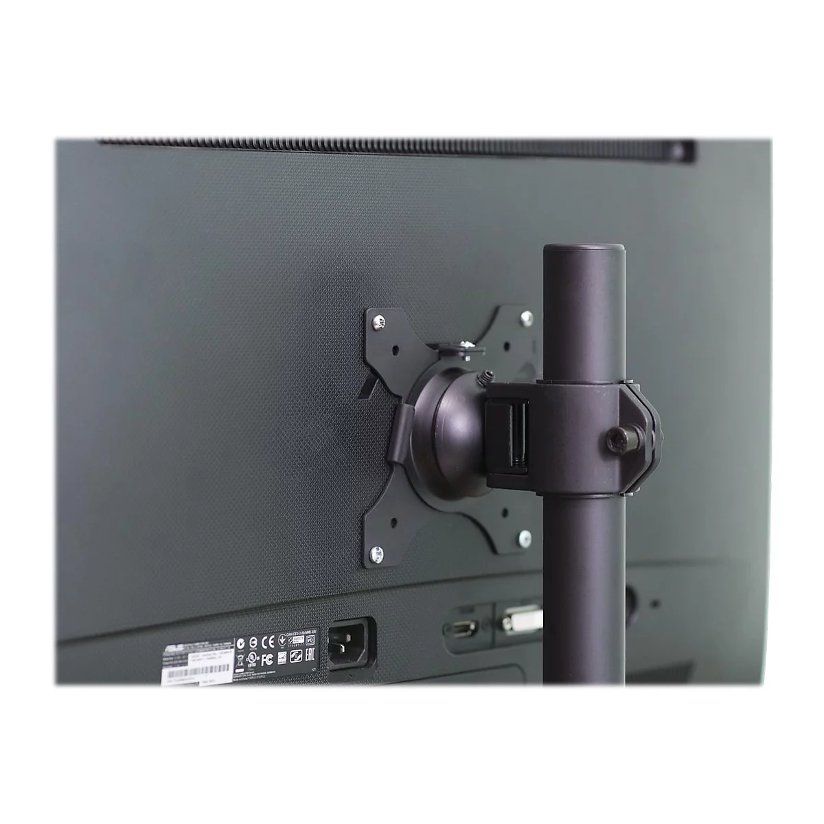 Nahaufnahme der Rückseite eines schwarzen Monitors, der an einer verstellbaren Monitorhalterung montiert ist.