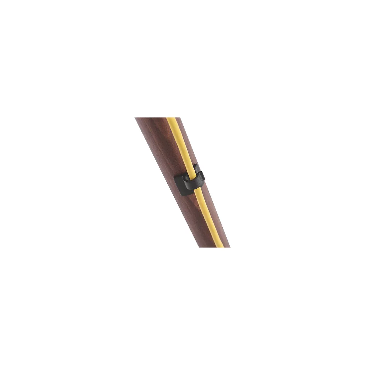 Schwarzer Kabelclip fixiert ein gelbes Kabel an einem schrägen Holzbein.