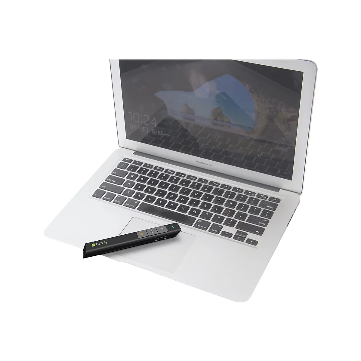 Ein schwarzer Techly-Präsenter liegt auf der Tastatur eines geöffneten silbernen MacBook Air.