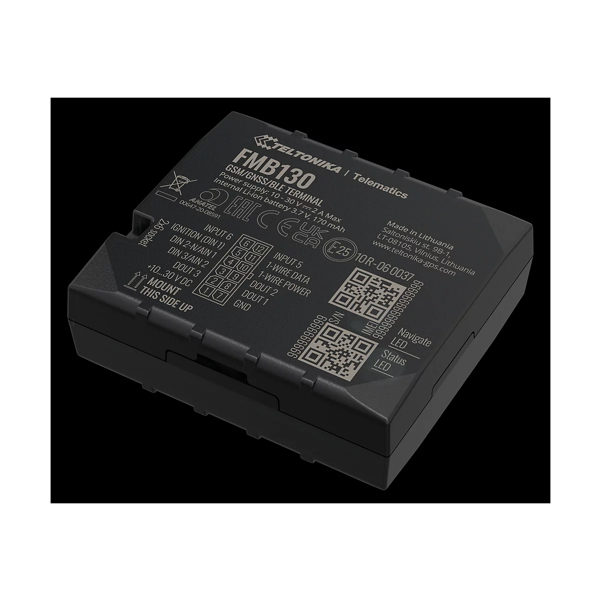 Ein schwarzes FMB130 GPS-Gerät mit weißen Beschriftungen. Es trägt das Teltonika-Logo und enthält QR-Codes und verschiedene Anschlussbezeichnungen.