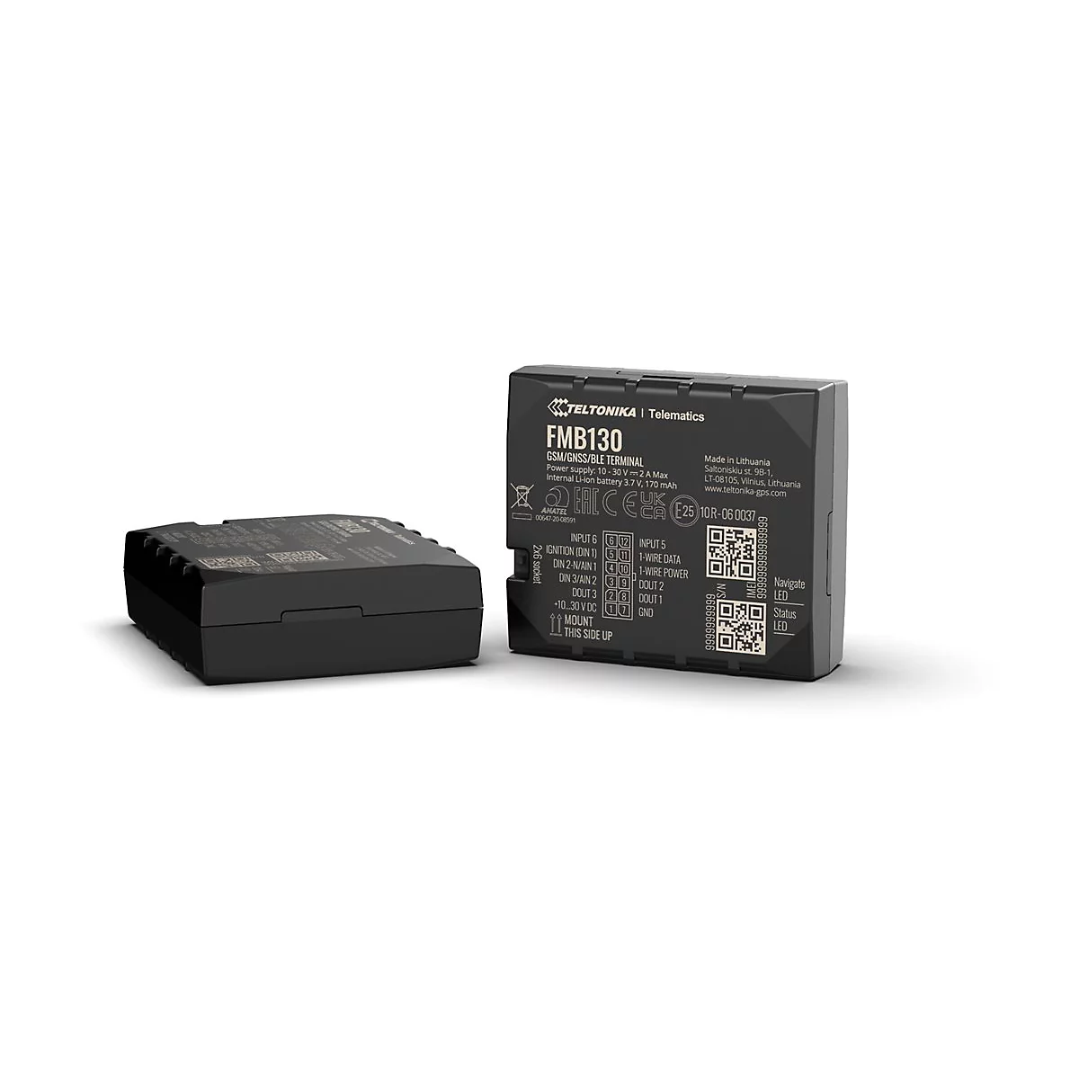 Zwei schwarze GPS-Tracker mit Aufschriften. Einer liegt, der andere steht aufrecht.