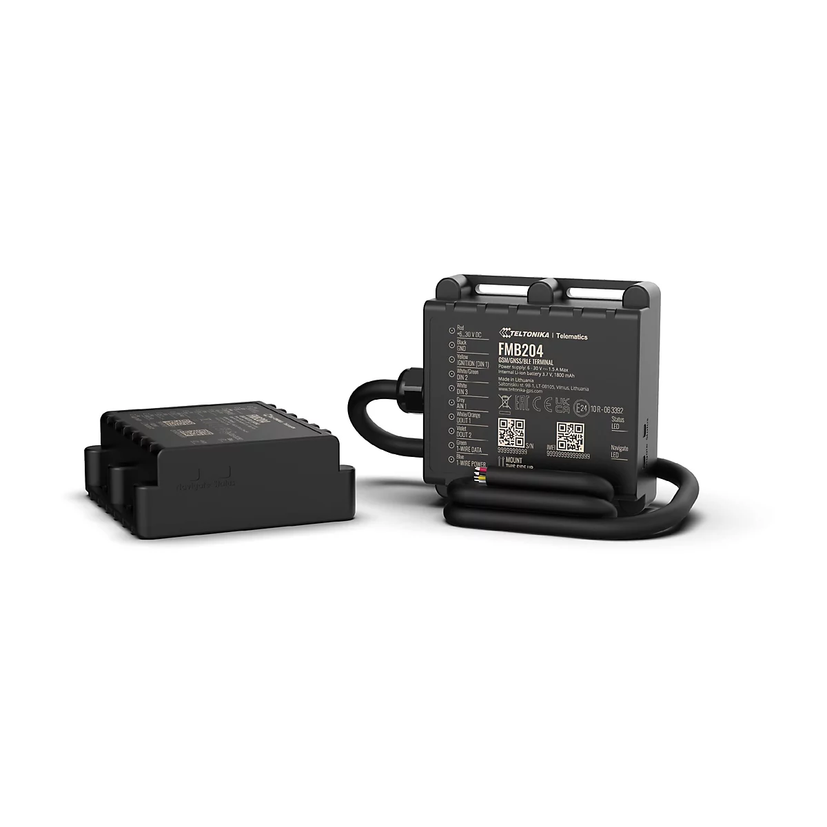 Ein schwarzes Telematikgerät FMB204 mit Kabeln und einem anderen schwarzen Gehäuse, auf weißem Hintergrund. Auf dem Gerät sind Informationen und Anschlüsse zu sehen.