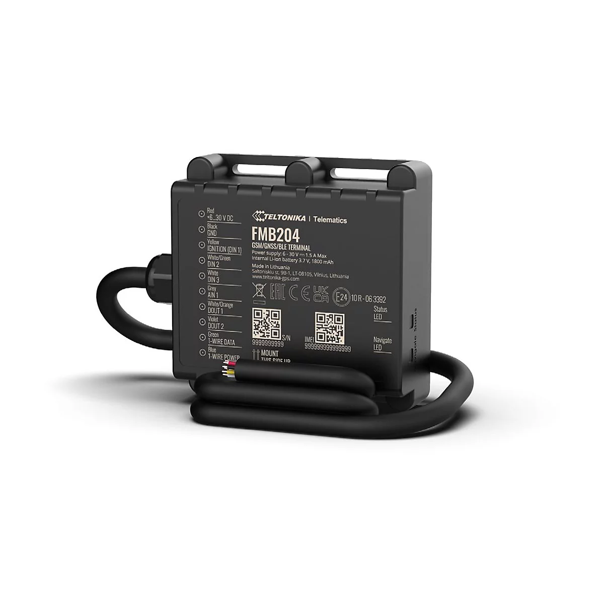 Ein schwarzes Telematik-Terminal mit Beschriftungen und Kabeln.