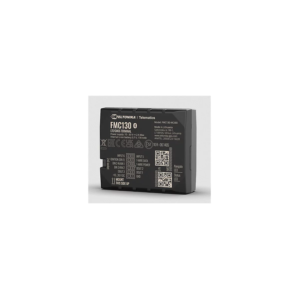 Schwarzes rechteckiges Gerät mit weißen Schriftzügen, darunter Modellbezeichnung, Anschlüsse und Logos.