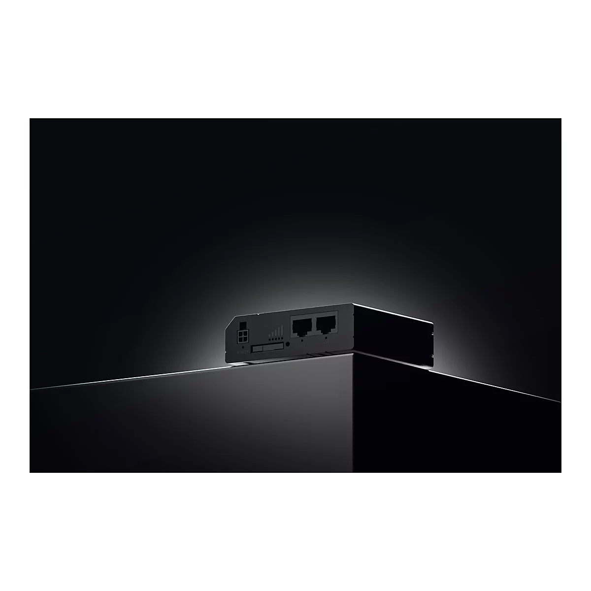 Schwarzer Router auf einer glänzenden Oberfläche. Oberseite mit Anschlüssen und LEDs, darunter LAN und WAN.