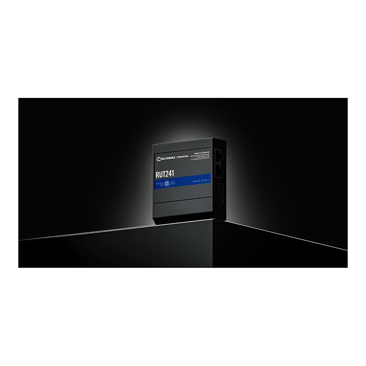 Schwarzer Router auf einer glänzenden Oberfläche. Auf dem Gerät steht RUT241, sowie Logos und Schriftzüge.