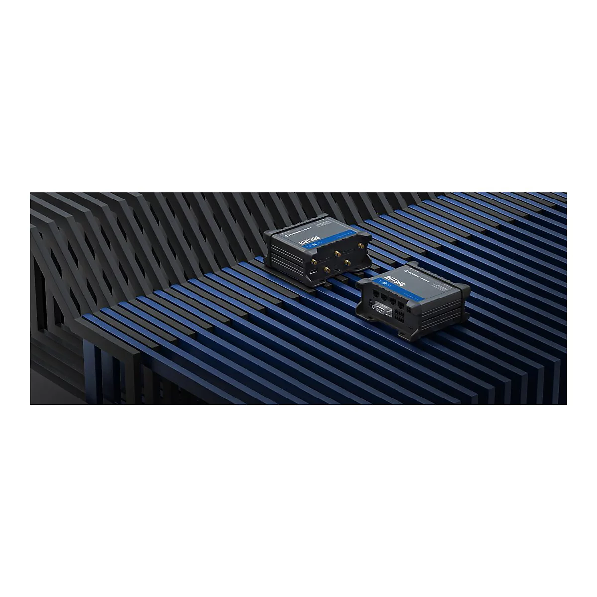 Zwei schwarze Router mit der Aufschrift RUT906, platziert auf einem blau-schwarzen, linearen Hintergrund.