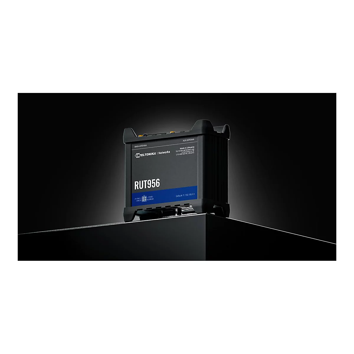 Schwarzes Gerät RUT956 von Teltonika. Aufschrift: Main Antenna, Aux Antenna, Input Output und Made in Lithuania.