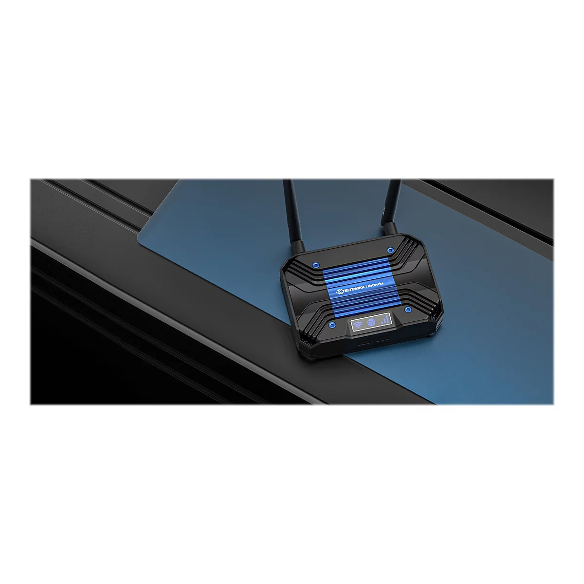 Schwarzer WLAN-Router mit blauer Beleuchtung und zwei Antennen auf einer blauen OberflÃ¤che.