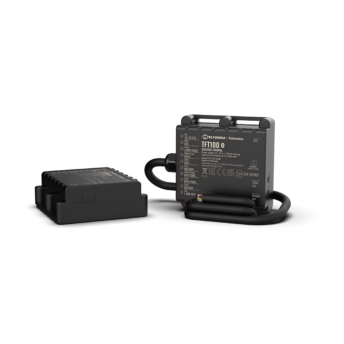 Ein schwarzes Telematikgerät mit Kabeln auf weißem Hintergrund. Daneben ein ähnliches, aber kleineres Gerät.
