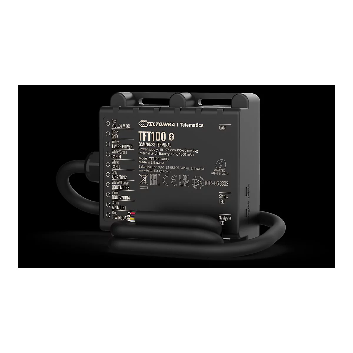 Schwarzes elektronisches Gerät mit Beschriftungen und Kabeln. Aufschrift: TFT100 GSM/GNSS Terminal.