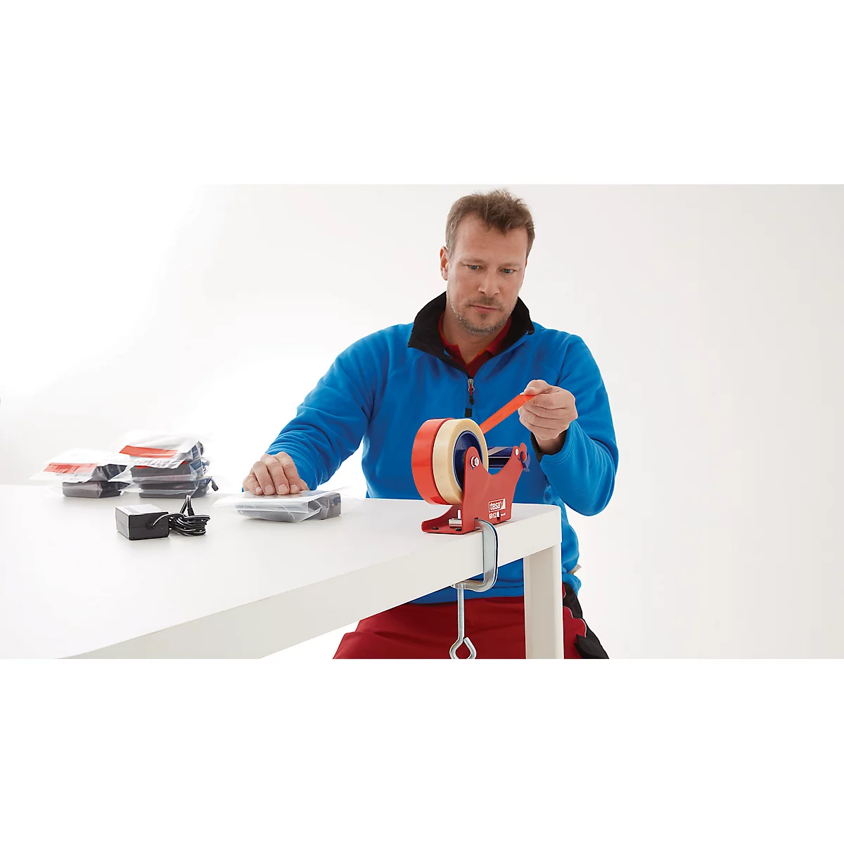 tesa® Dévidoir de table 6012, pour 2 rouleaux jusqu'à Ø 145 x L 25-50 mm, protège-lame, L 175 x L 67 x H 130 mm, métal, rouge-bleu