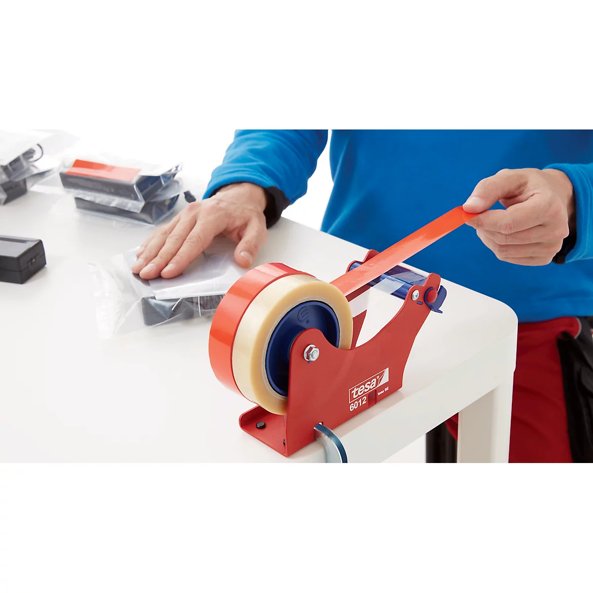 tesa® Dévidoir de table 6012, pour 2 rouleaux jusqu'à Ø 145 x L 25-50 mm, protège-lame, L 175 x L 67 x H 130 mm, métal, rouge-bleu