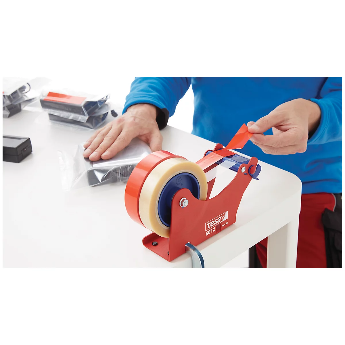 tesa® Dévidoir de table 6012, pour 2 rouleaux jusqu'à Ø 145 x L 25-50 mm, protège-lame, L 175 x L 67 x H 130 mm, métal, rouge-bleu