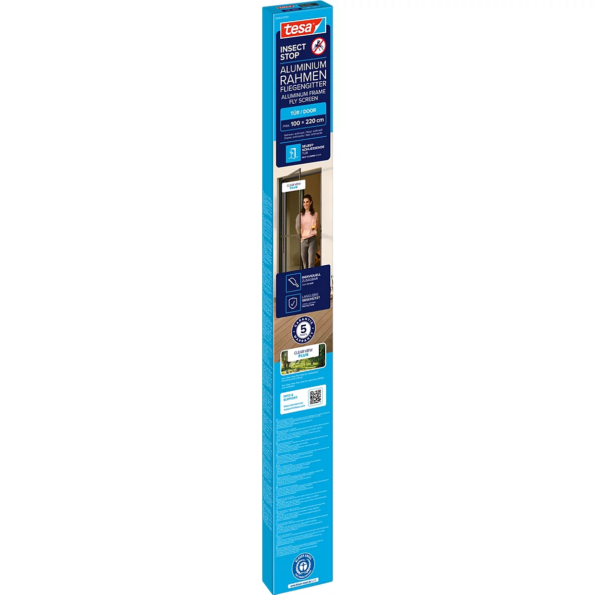 Tesa Insektenschutz-Produkt. Person öffnet eine Tür. Blaue Verpackung mit Produktinformationen.