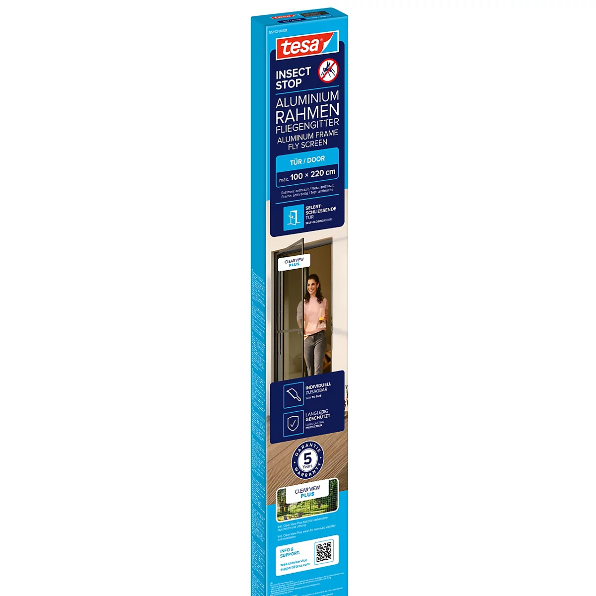 Blau-weiße Verpackung von Tesa Insektenschutz-Rahmen für Türen, darunter ein Foto einer Frau vor einer Tür.