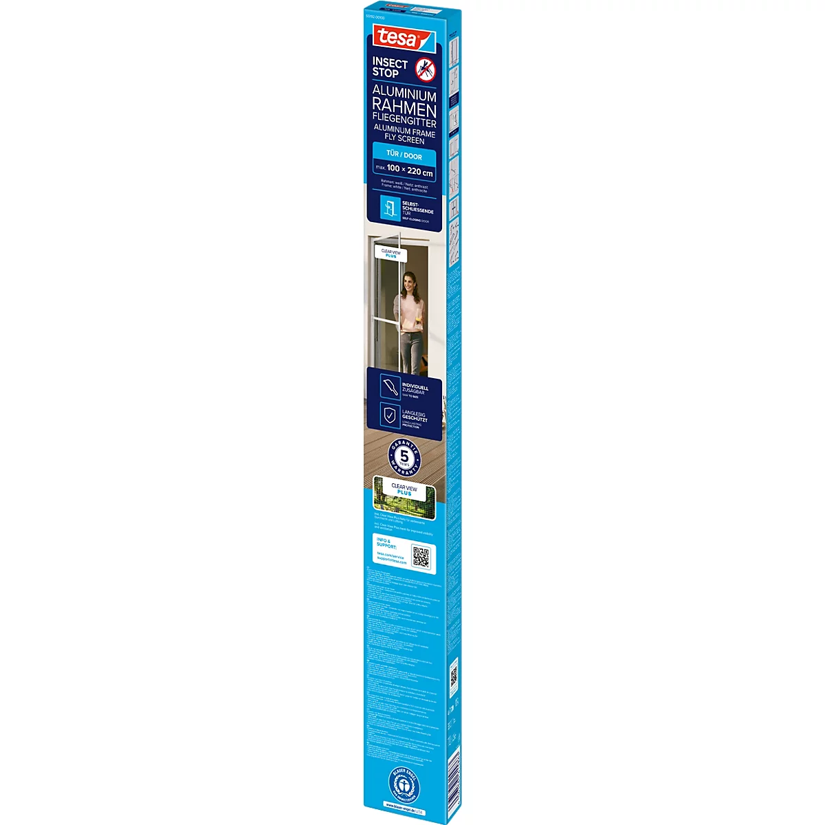 Eine Produktverpackung von Tesa Insect Stop. Im Hintergrund eine Frau vor einer Tür.