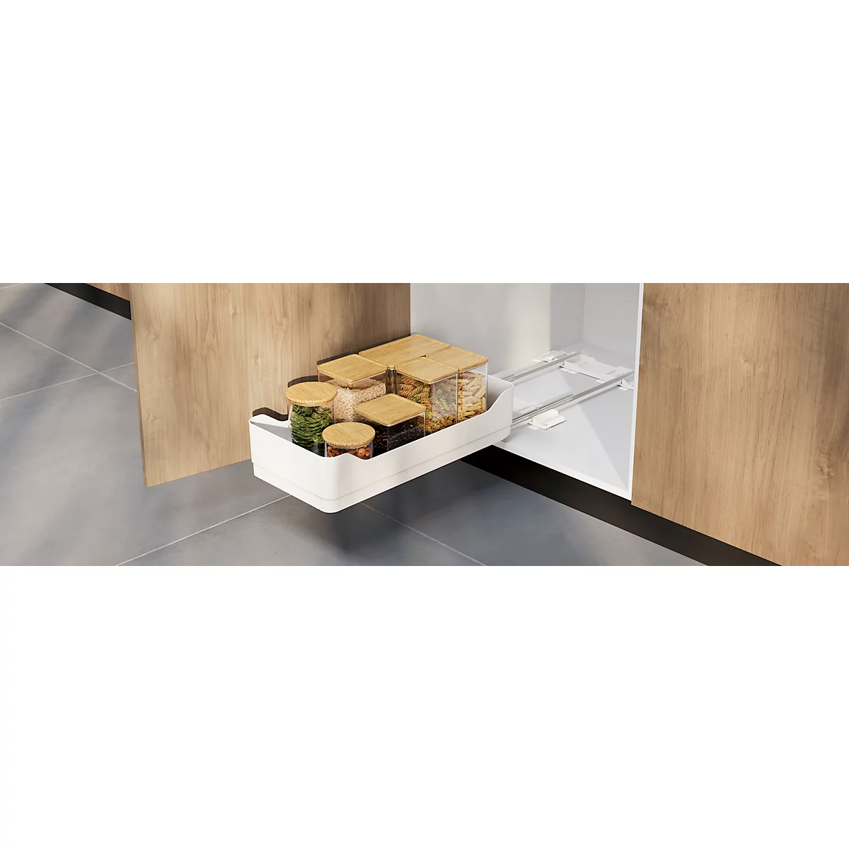 Tiroir coulissant avec divers bocaux et aliments, intégré dans une armoire de cuisine.