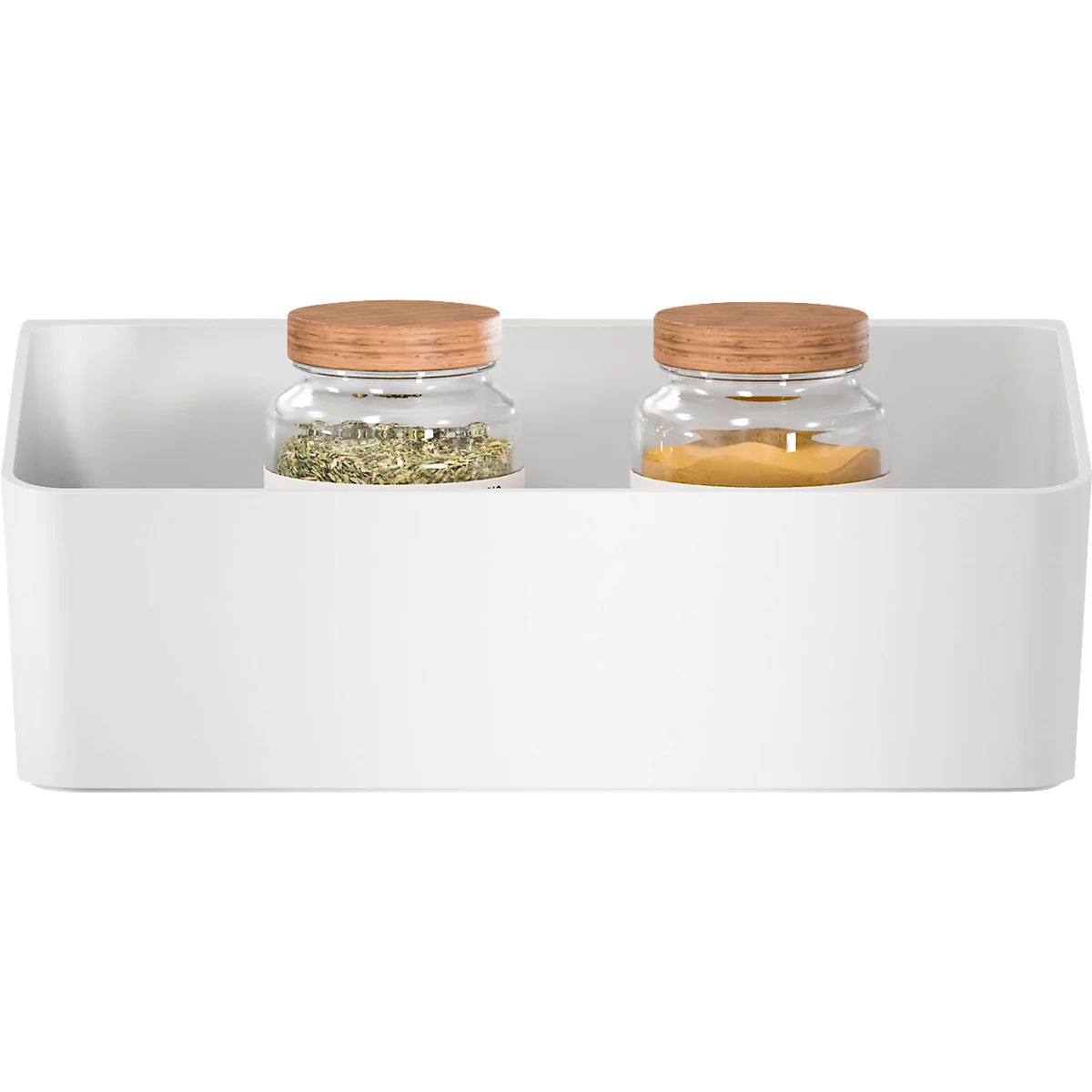 Étagère de cuisine blanche avec deux pots d'épices avec couvercles en bois. A gauche, herbes vertes ; à droite, poudre jaune.