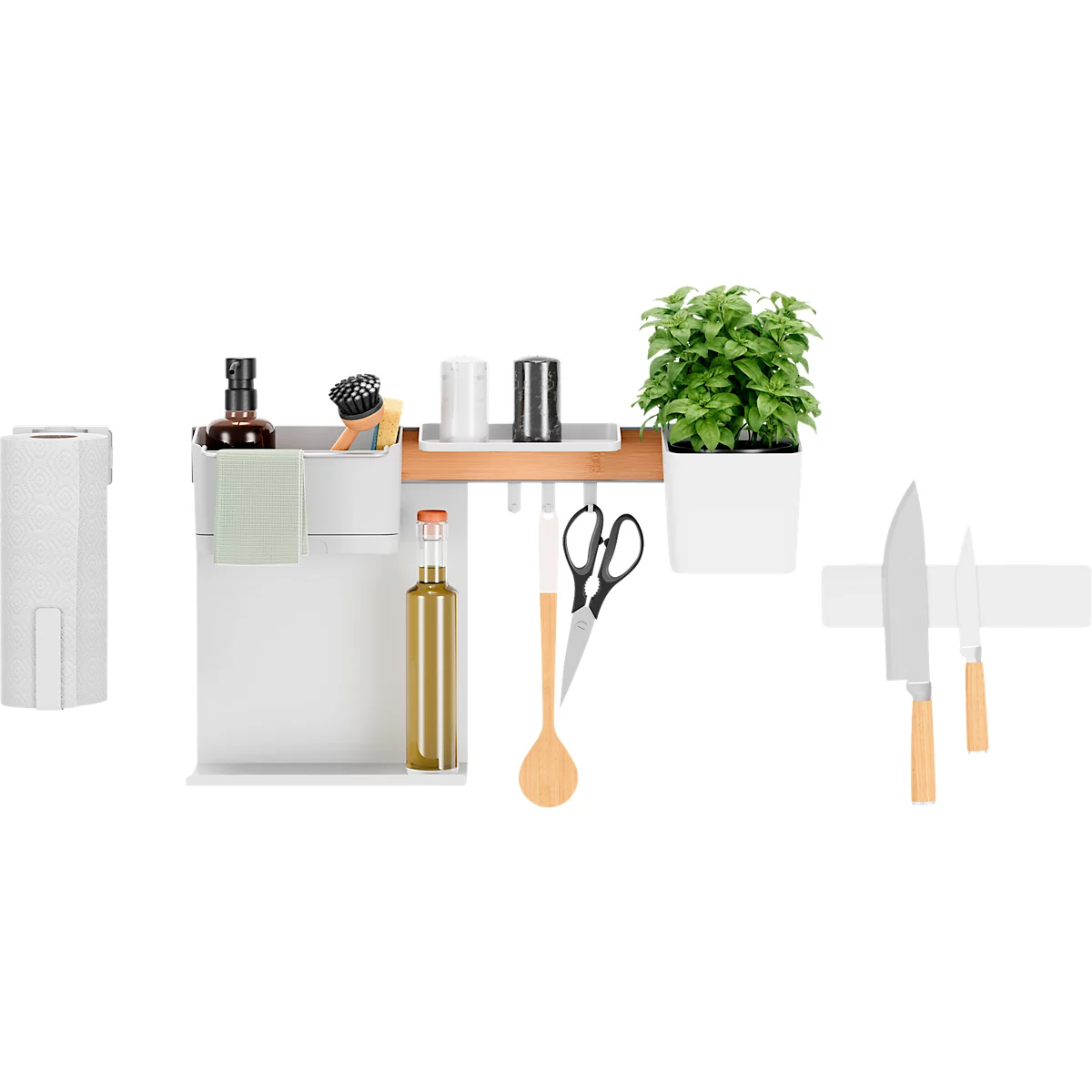 Un mur de cuisine avec divers ustensiles, dont un pot à herbes, un porte-couteaux et une barre d'ustensiles de cuisine.