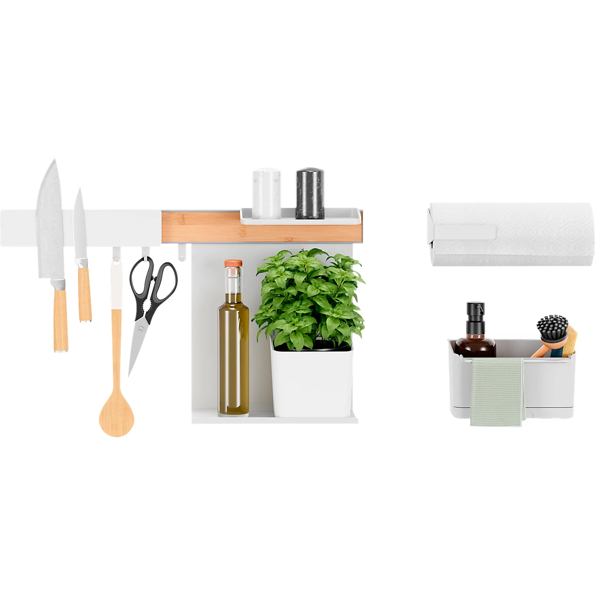 Cuisine avec couteaux, herbes, épices, huile et ustensiles en blanc.
